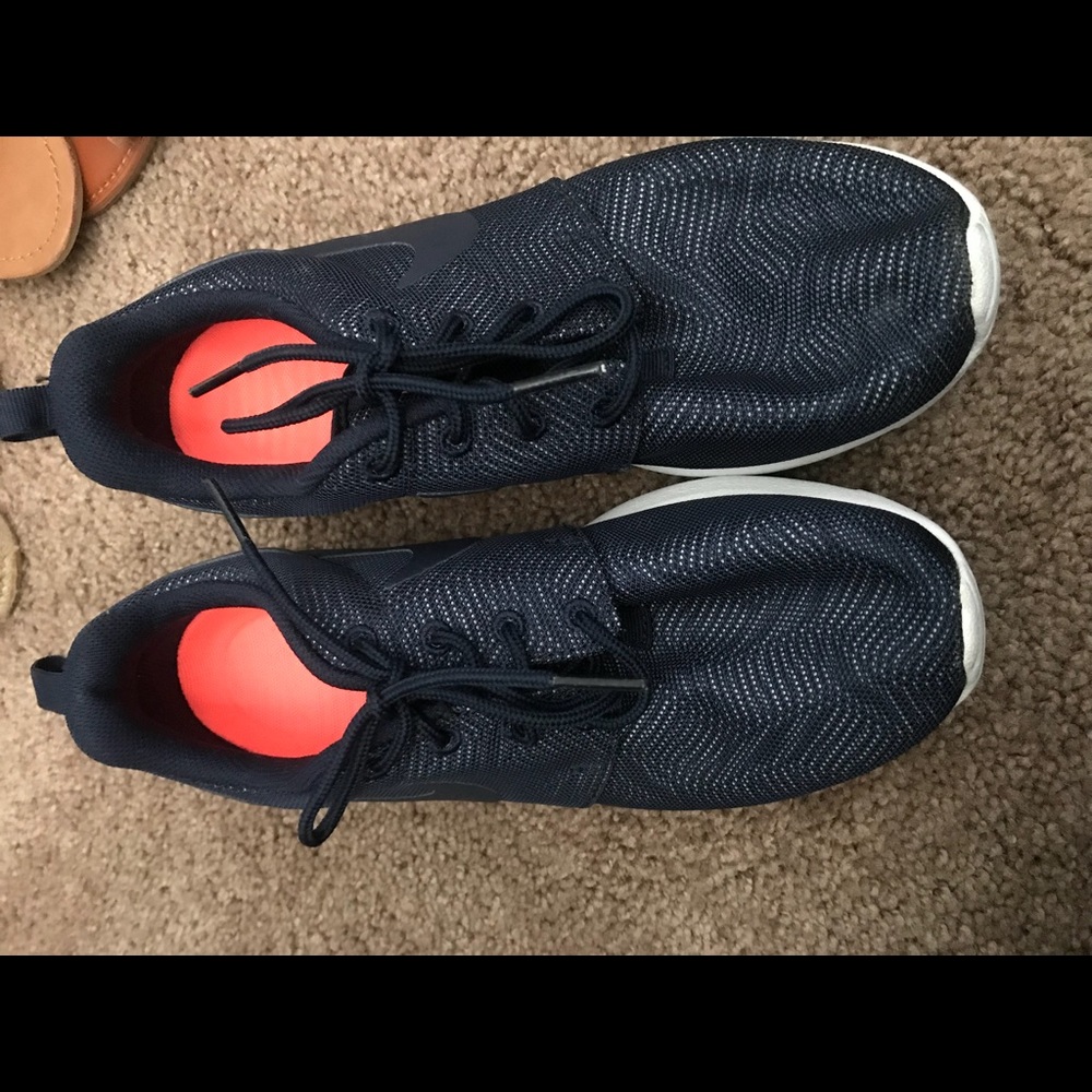Women’s Nike roshe sneakers